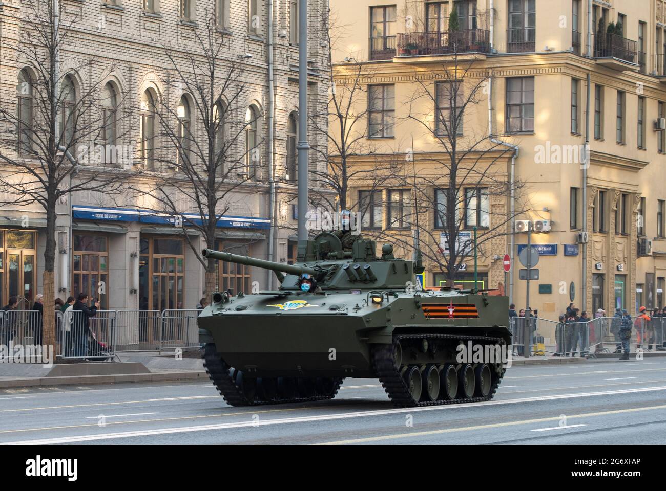30 de abril de 2021 Moscú, Rusia. El combate ruso rastreó el vehículo flotante BMD-4M en la calle Tverskaya de Moscú. Foto de stock
