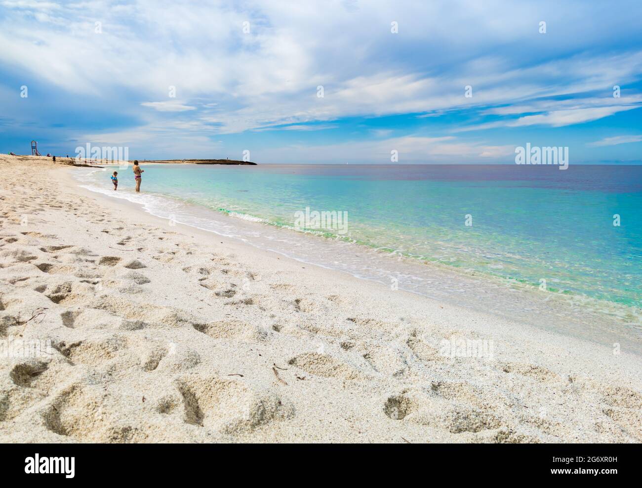 Cabras (Italia) - La ciudad turística costera en la región de Cerdeña y la isla, con la playa, la península de Sinis y el yacimiento arqueológico de Tharros. Foto de stock