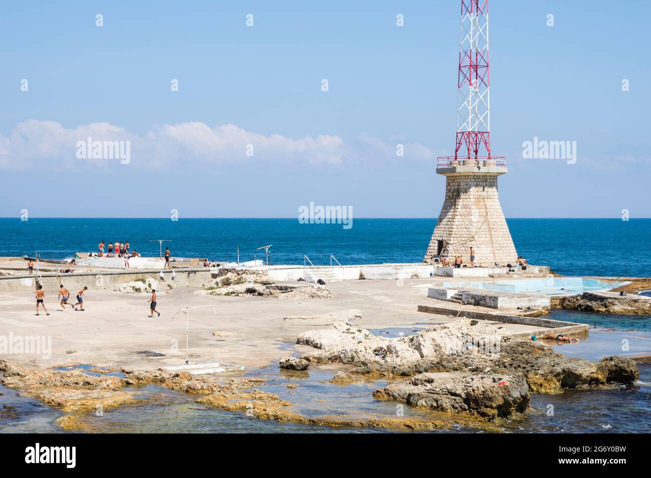 Playa DE AUB en la costa de Ain al Maieh en Beirut, Líbano Foto de stock