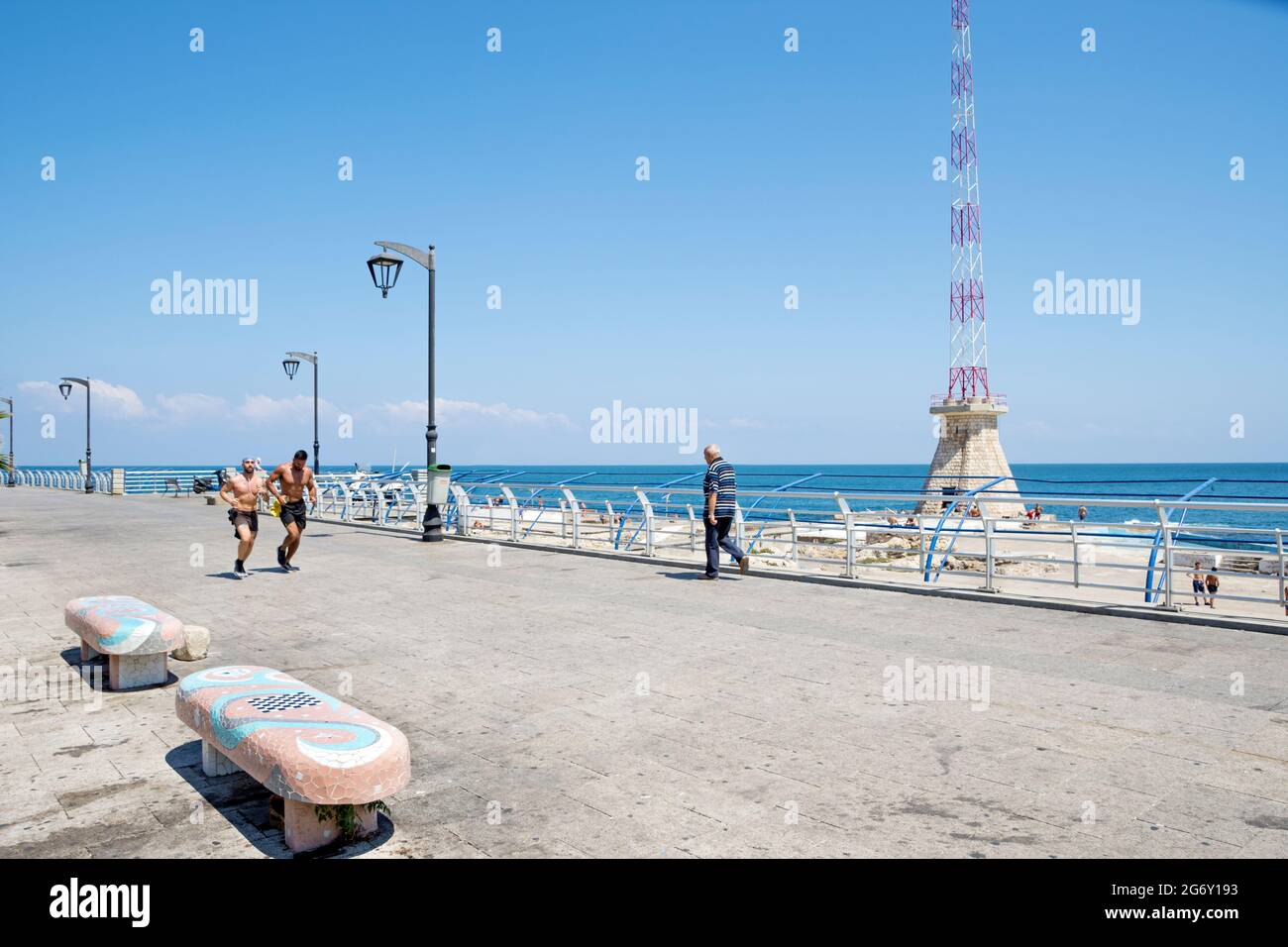Joggers en Corniche Ain al Maieh cerca de la playa de AUB en Beirut, Líbano Foto de stock