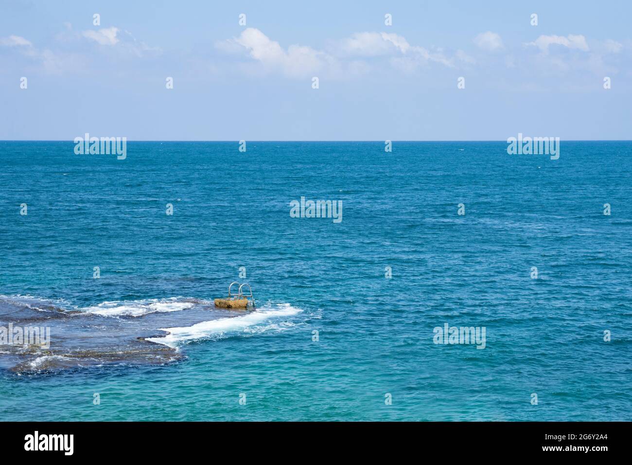 Barandillas de agarre y escalera instaladas en una roca natural en el mar en Beirut, Líbano Foto de stock