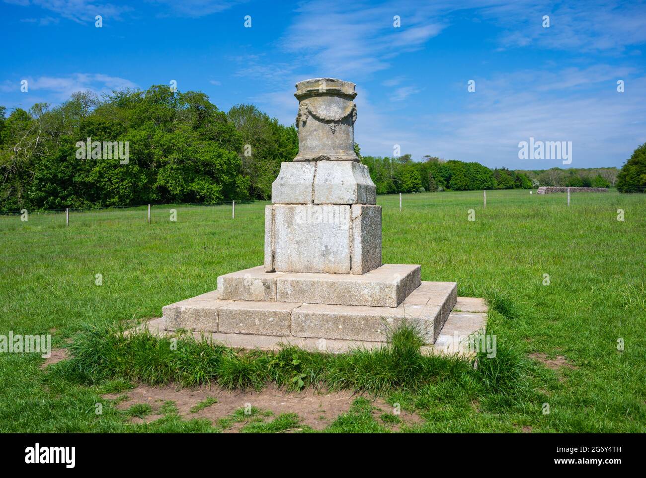 Monumento a un sitio en 1855 presentado por el Almirante Lord Lyons a Henry Granville, Duque de Norfolk. Cerca de la Torre Hiorne en Arundel Park, West Sussex, Reino Unido. Foto de stock
