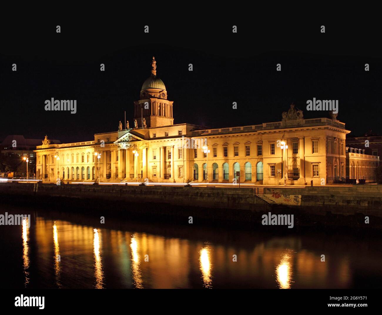 La histórica Custom House en el río Liffey en la ciudad de Dublín por la noche. Foto de stock
