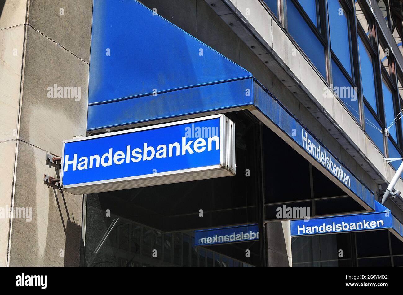 Copenhague /Dinamarca./ 14.Junio 2019/ .Embajada sueca y Handelsbanken sueco han smae adress en el mismo edificio Amaliengade en Copenhague Dinamarca y banderas suecas vuelan con bandera azul de la Unión europea con estrella en el edificio en Copenhague Dinamarca. (Foto..Francis Dean / Deanpictures. Foto de stock