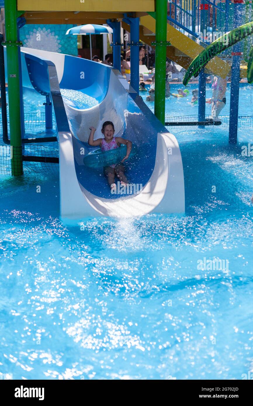 tobogán de agua para niños en el parque acuático del territorio del hotel,  el concepto de unas vacaciones familiares de verano Fotografía de stock -  Alamy