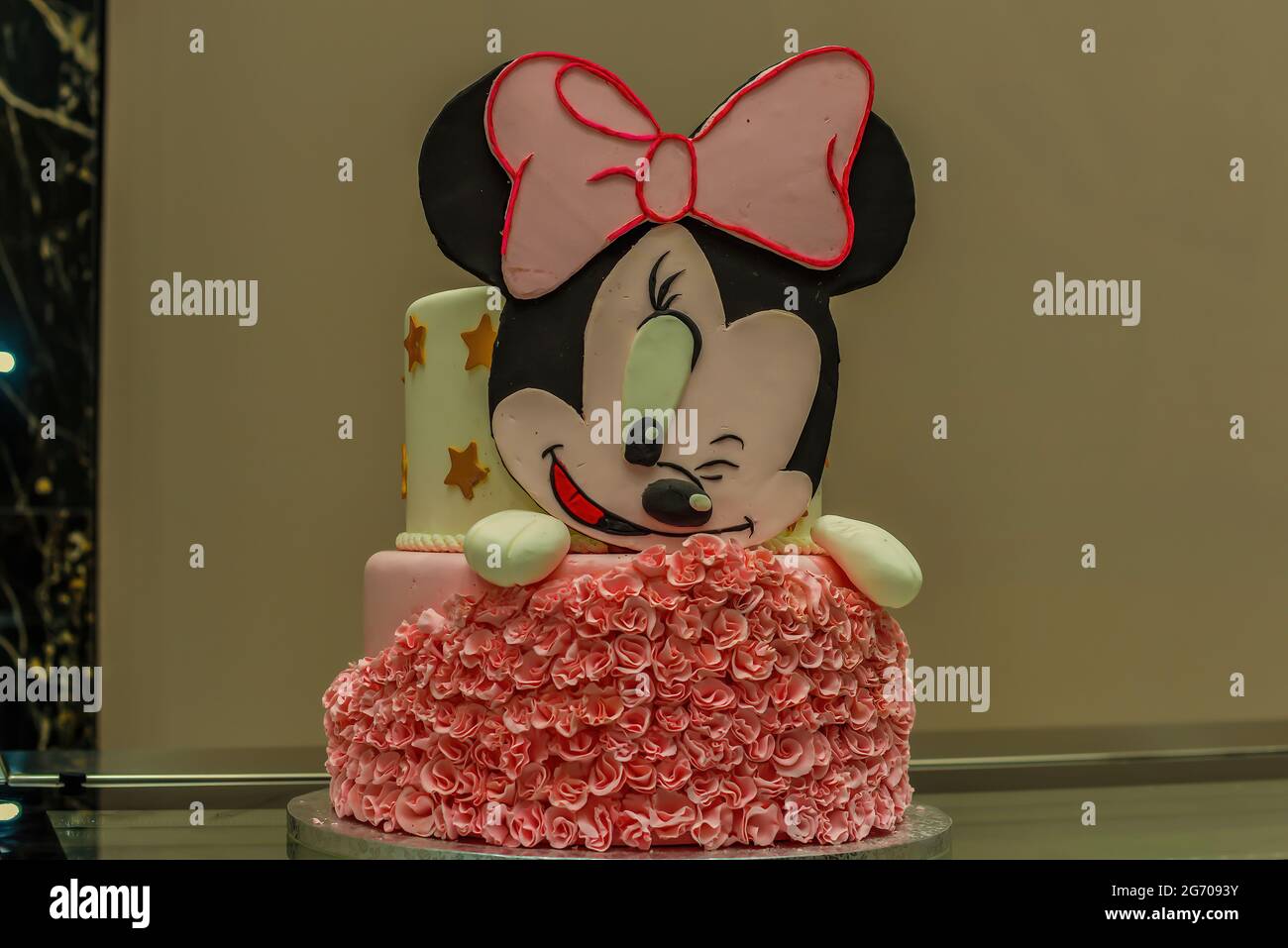 Pastel de cumpleaños rosa para chicas. Fiesta de cumpleaños Foto de stock