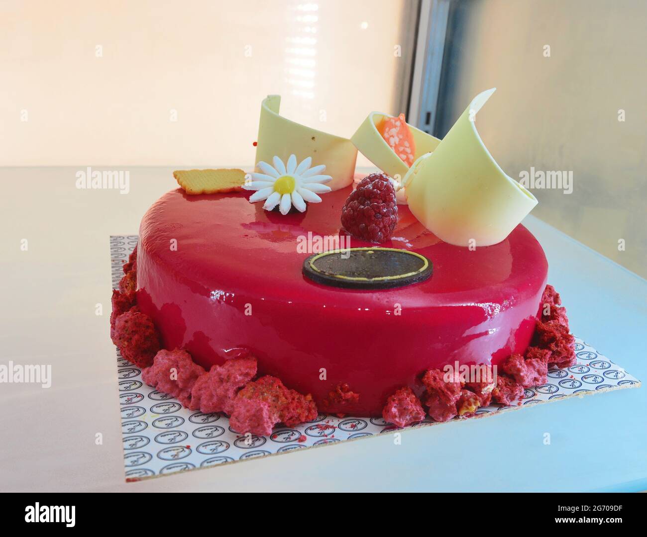 Pastel de yogur de fruta. Relleno de fruta a base de nata y yogur con  gelatina. Frambuesas, zarzamoras, zarzamoras y naranjas Fotografía de stock  - Alamy