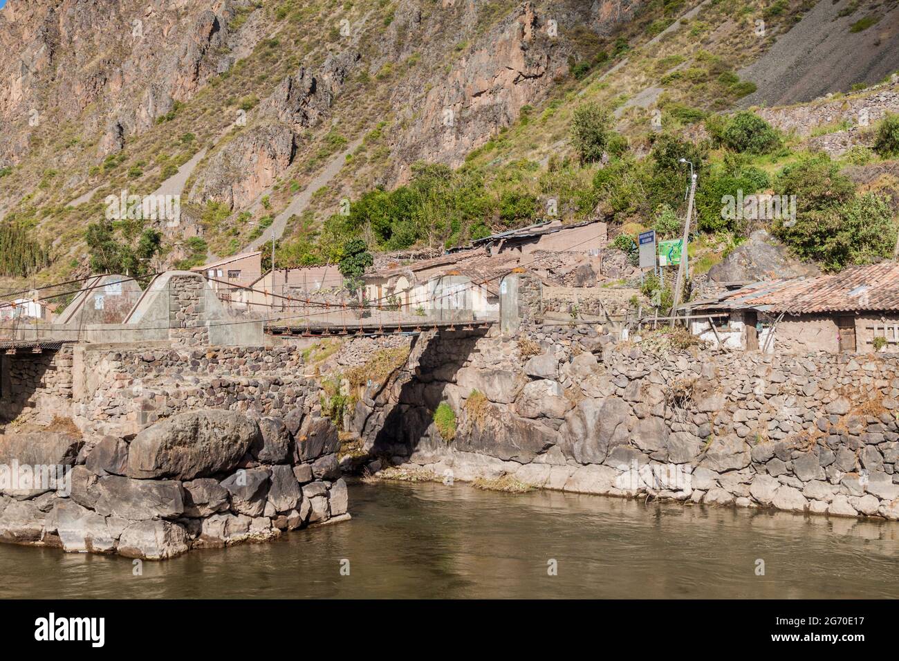 Puente sobre el río Urubamba en el pueblo de Ollantaytambo, Valle
