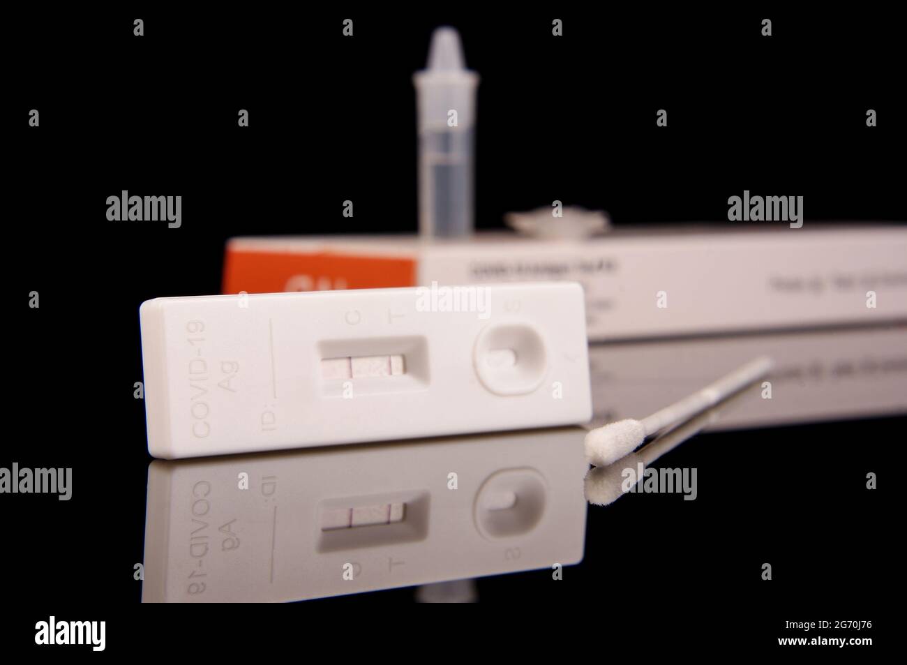 Kit de prueba de antígeno rápido para detección de virus de corona COVID-19 y control de pandemia aislado sobre fondo negro reflectante Foto de stock