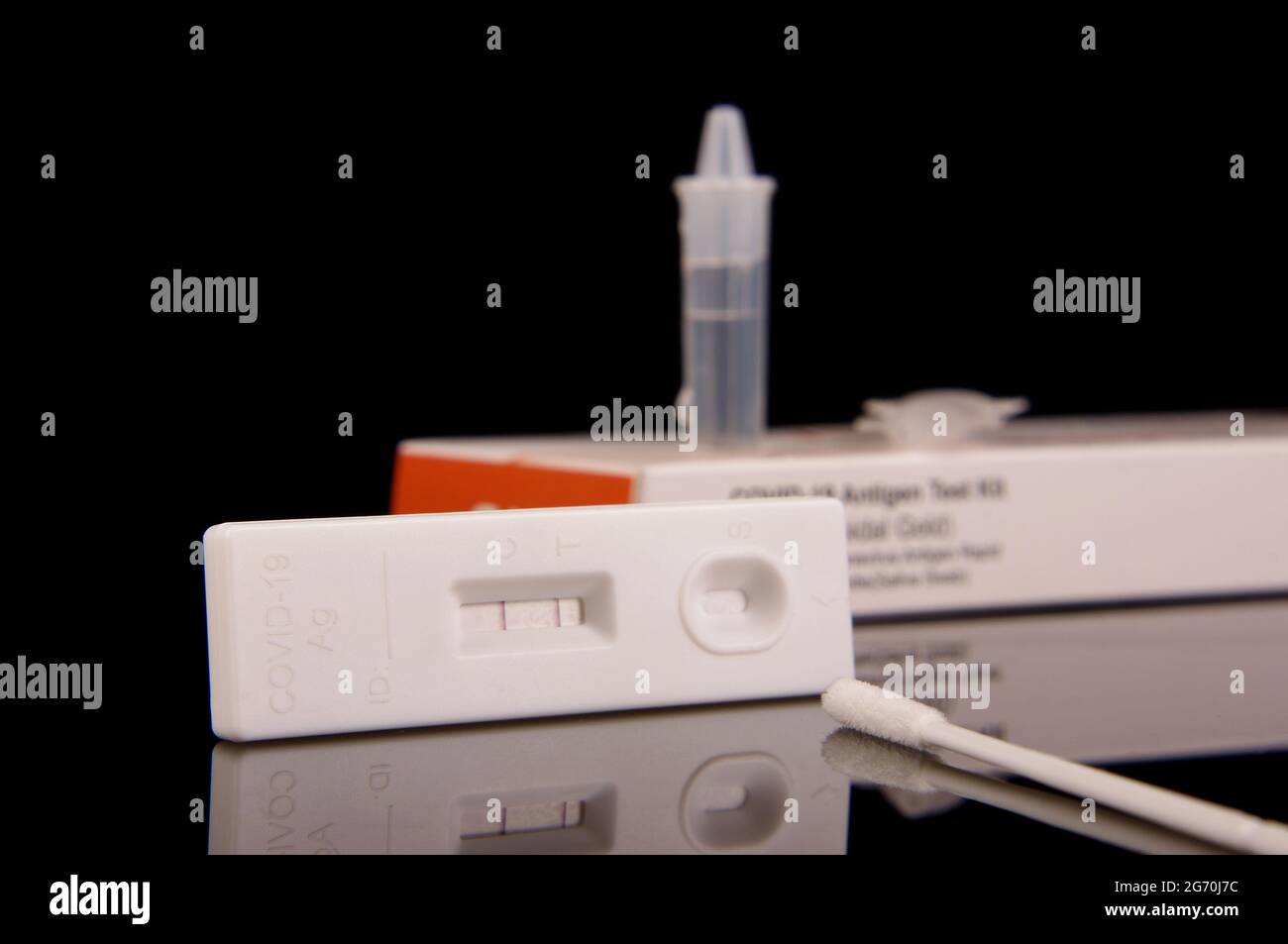 Kit de prueba de antígeno rápido para detección de virus de corona COVID-19 y control de pandemia aislado sobre fondo negro reflectante Foto de stock