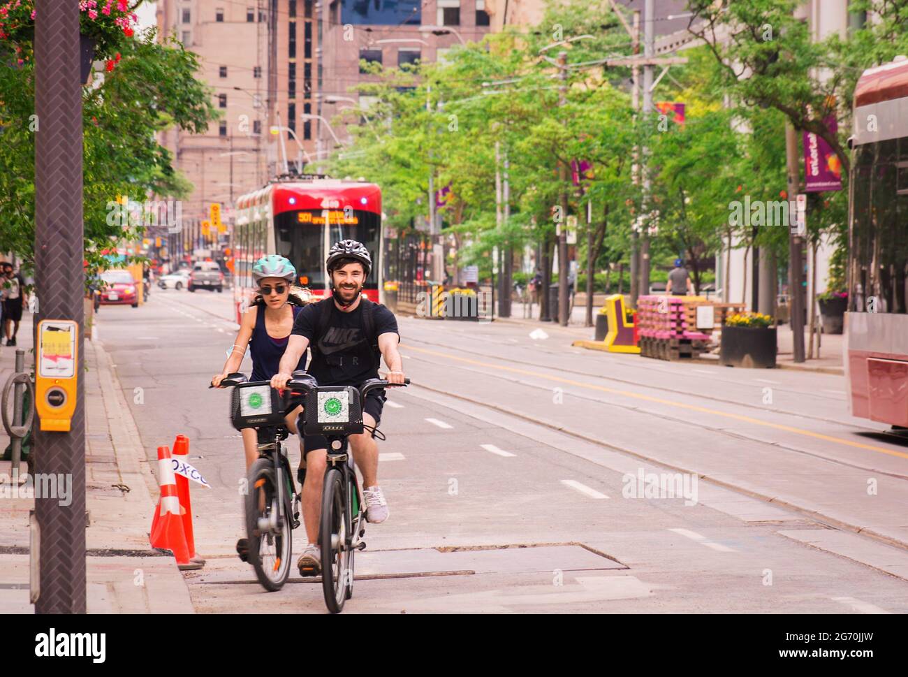 TORONTO, CANADÁ - 06 05 2021: Los Torontonianos disfrutan del servicio de  compartir bicicletas. Después de una larga cuarentena montar en bicicleta  es un buen ejercicio y muchos lo eligieron Fotografía de stock - Alamy