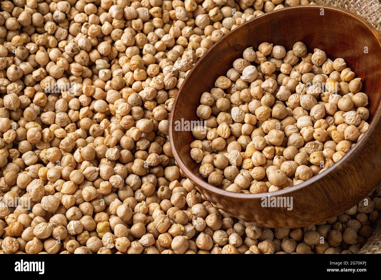 Garbanzos crudos en un tazón de madera en una bolsa de habas de