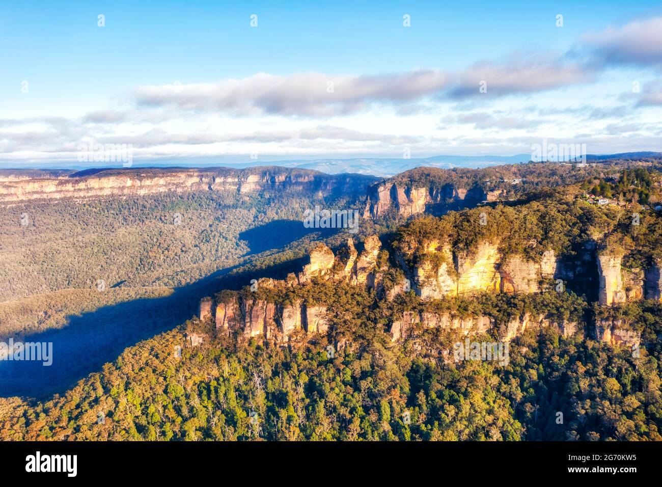 Formación rocosa de tres hermanas en las Montañas Azules australianas - vista aérea desde el Cañón hacia la ciudad de Katoomba y el mirador de Echo Point. Foto de stock