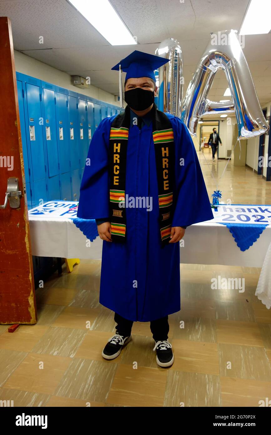 Graduación de la escuela secundaria durante una pandemia de covid-19 usando una máscara Foto de stock