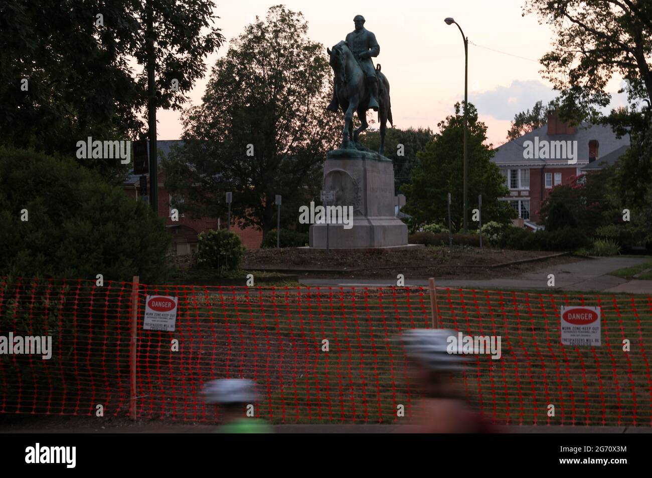 Una estatua del general confederado Robert E. Lee está en Charlottesville, Virginia, EE.UU., el día antes de su retirada programada después de años de batalla legal sobre el monumento contencioso, 9 de julio de 2021. REUTERS/Evelyn Hockstein Foto de stock