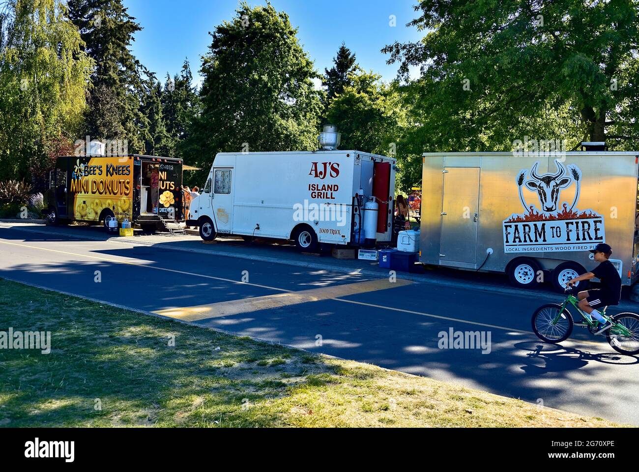 Una línea de camiones de comida que opera en un parque en la isla de Vancouver British Columbia Canadá. Foto de stock