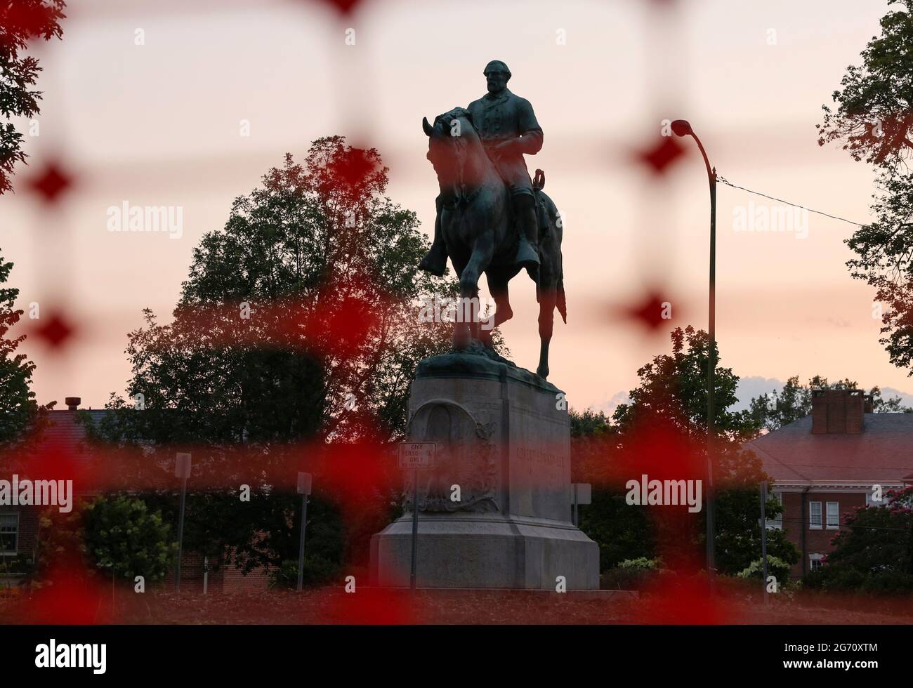 Una estatua del general confederado Robert E. Lee está en Charlottesville, Virginia, EE.UU., el día antes de su retirada programada después de años de batalla legal sobre el monumento contencioso, 9 de julio de 2021. REUTERS/Evelyn Hockstein Foto de stock
