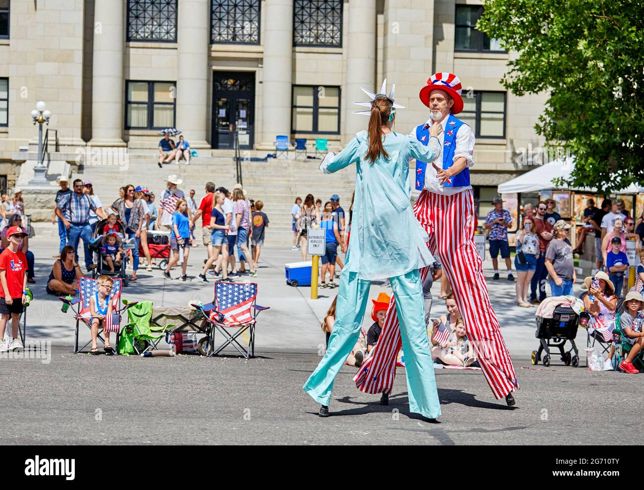 Prescott, Arizona, EE.UU. - 3 de julio de 2021: Hombre y mujer en zancos  vestidos con traje en el desfile del 4th de julio Fotografía de stock -  Alamy