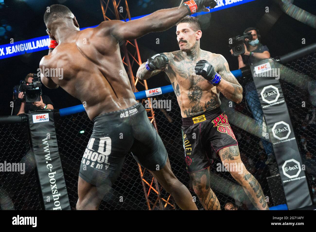 París, Francia. 09th de julio de 2021. El luchador francés de la MMA Alix  Jeanguillaume (R.) lucha contra el luchador francés Onefel Mackoumbou en la  categoría de menos de 70kgs años de