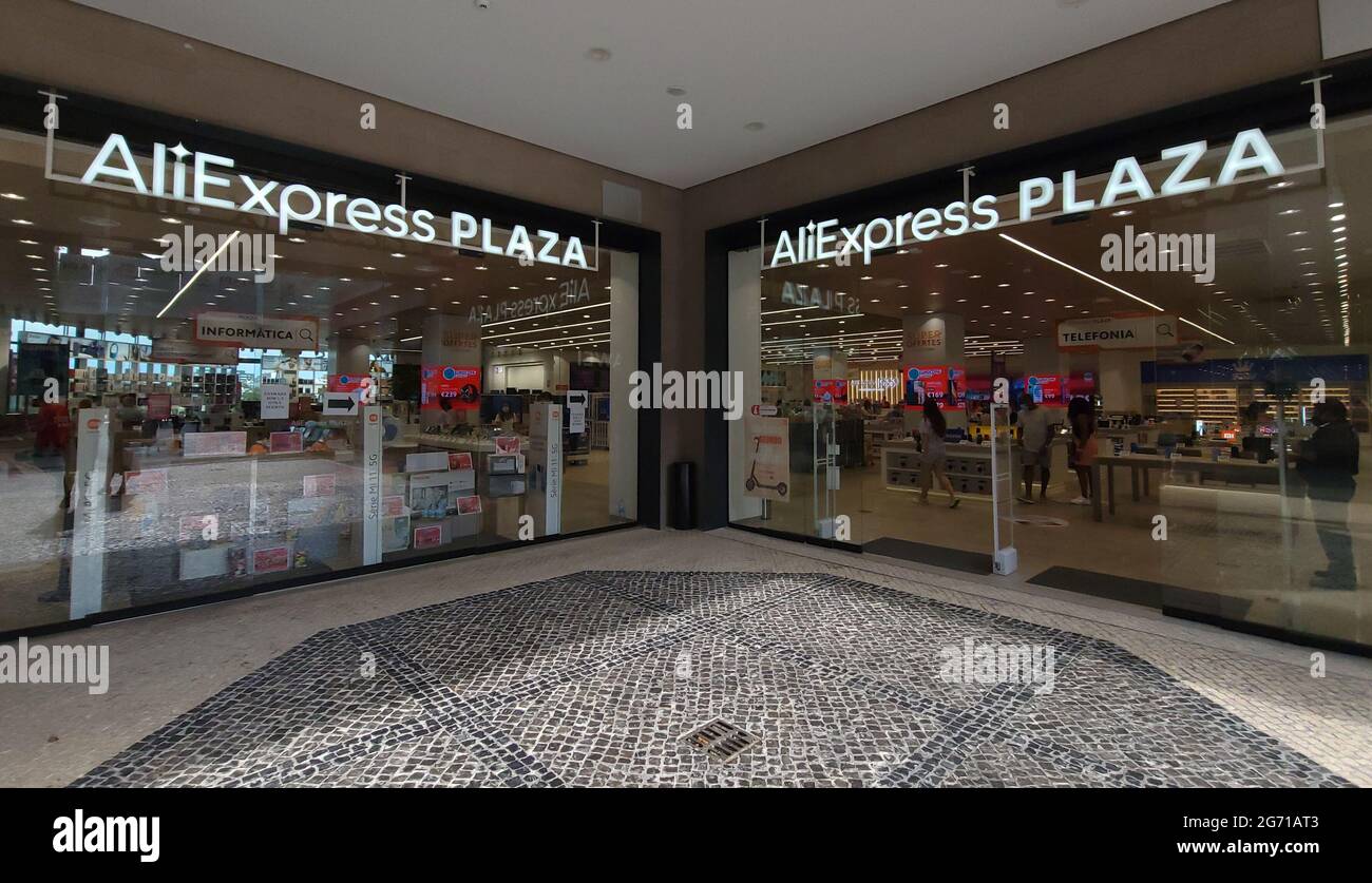 Tienda AliExpress Plaza en el centro comercial Finestrelles. Es la segunda tienda de la empresa china abierta en Europa Fotografía de stock - Alamy
