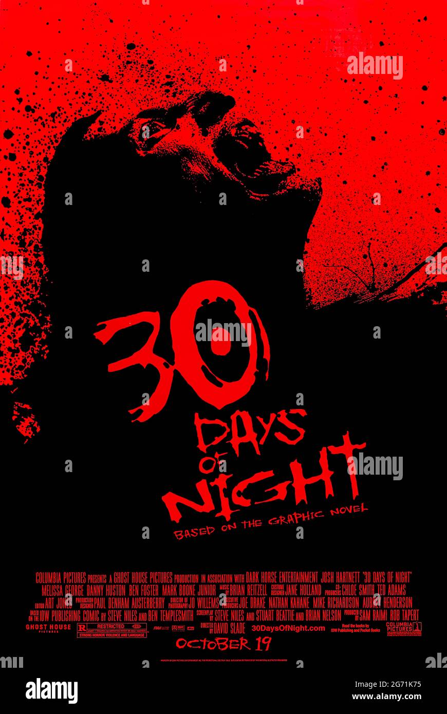 30 Days of Night (2007) dirigida por David Slade y protagonizada por Josh Hartnet, Melissa George y Danny Huston. Basado en una novela gráfica, un pequeño sheriff de la ciudad se presenta contra una pandilla de vampiros en su ciudad de Alaska, justo cuando se sumerge en la oscuridad durante 30 días. Foto de stock
