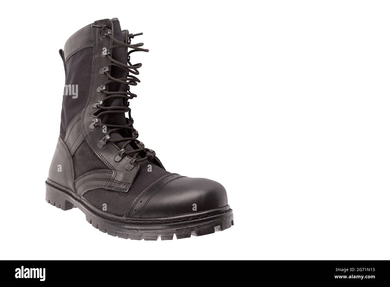 nuevas botas militares ligeras de verano negras con piezas de nylon  aisladas sobre fondo blanco Fotografía de stock - Alamy