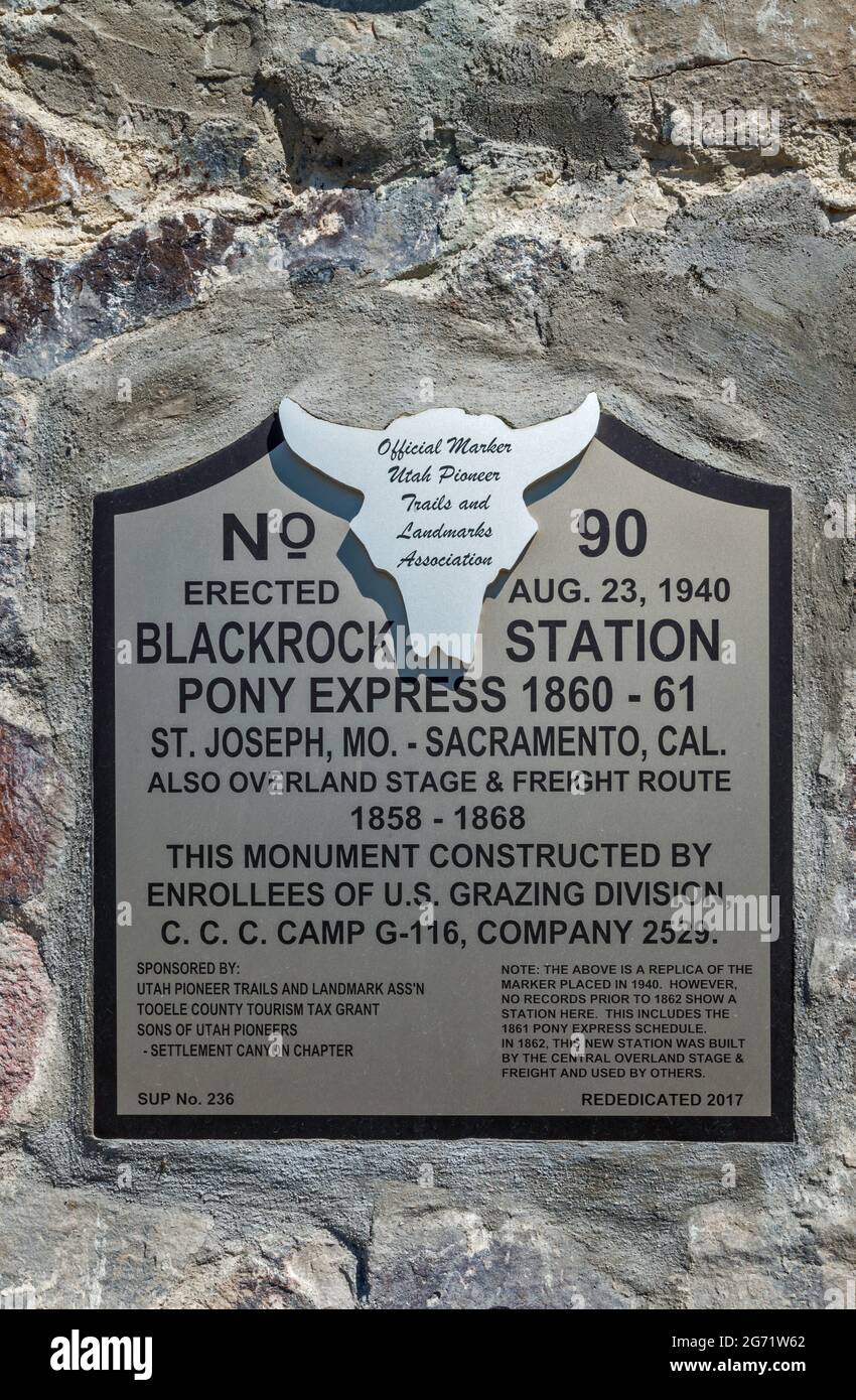 Placa conmemorativa en el monumento en Black Rock Station, Pony Express Trail, Back Country Byway, Great Basin, Utah, EE.UU Foto de stock