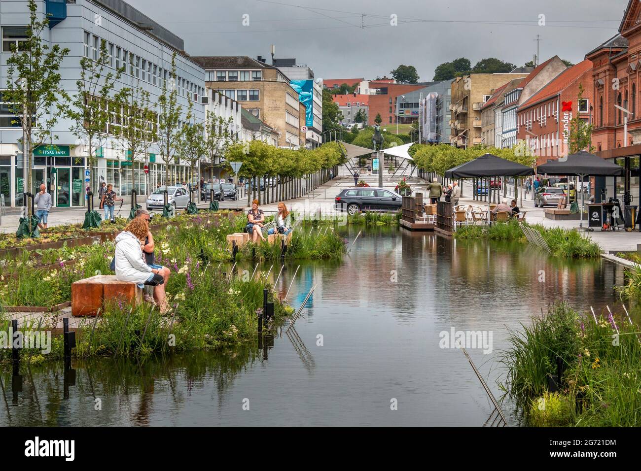 Randers, Dinamarca - 10-Julio-2021: La nueva cuenca de agua de lluvia en  Ostervold en Randers, la gente mira las flores y la naturaleza, restaurante  de la calle Fotografía de stock - Alamy