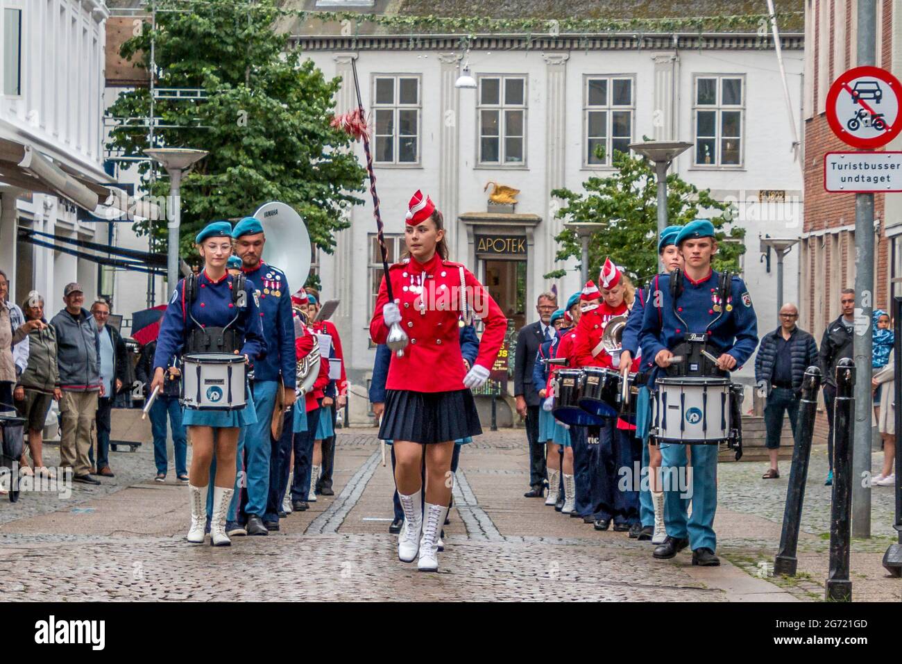 Randers, Dinamarca - 10 de julio de 2021: Randers Girl Guard toca música en la calle, Drum Corps, Music Corps, Fanfare Corps, Foto de stock