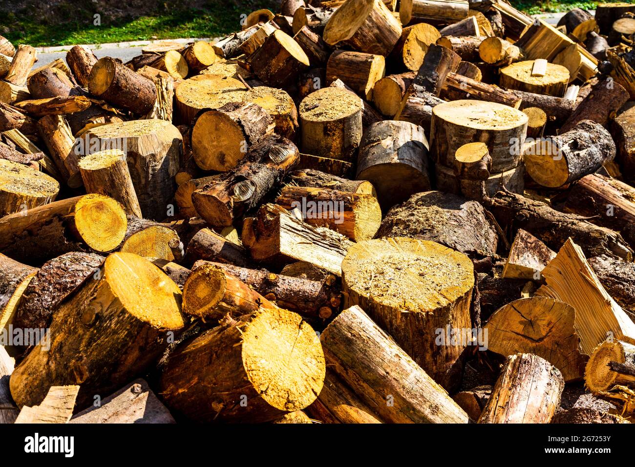 Cortar y apilar madera seca. Montón de madera serrada Fotografía de stock -  Alamy