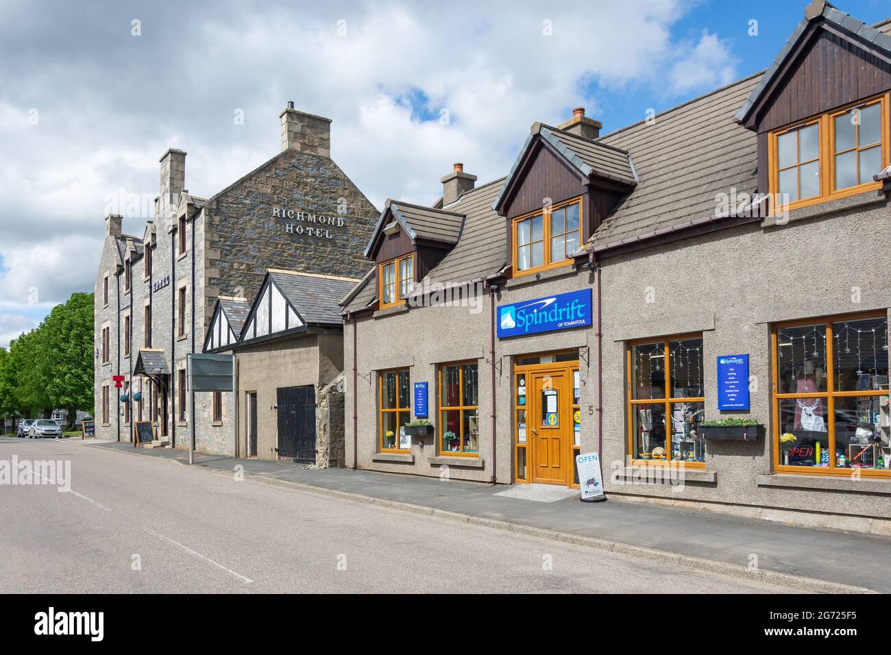 Main Street, Tomintoul, Moray, Escocia, Reino Unido Foto de stock
