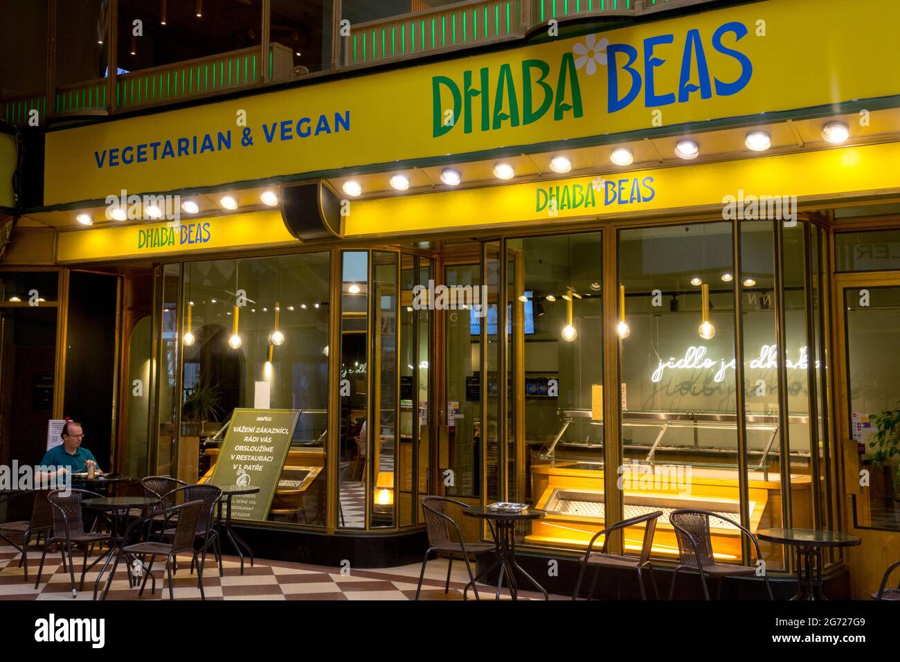 Dhaba Beas Restaurante vegetariano y vegetariano Praga República Checa Lucerna paso Foto de stock