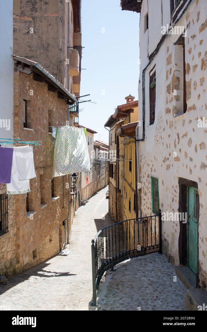 Calle vacía en Poza de la Sal, Merindades, Burgos, España, Europa. Ropa  secando bajo el sol Fotografía de stock - Alamy