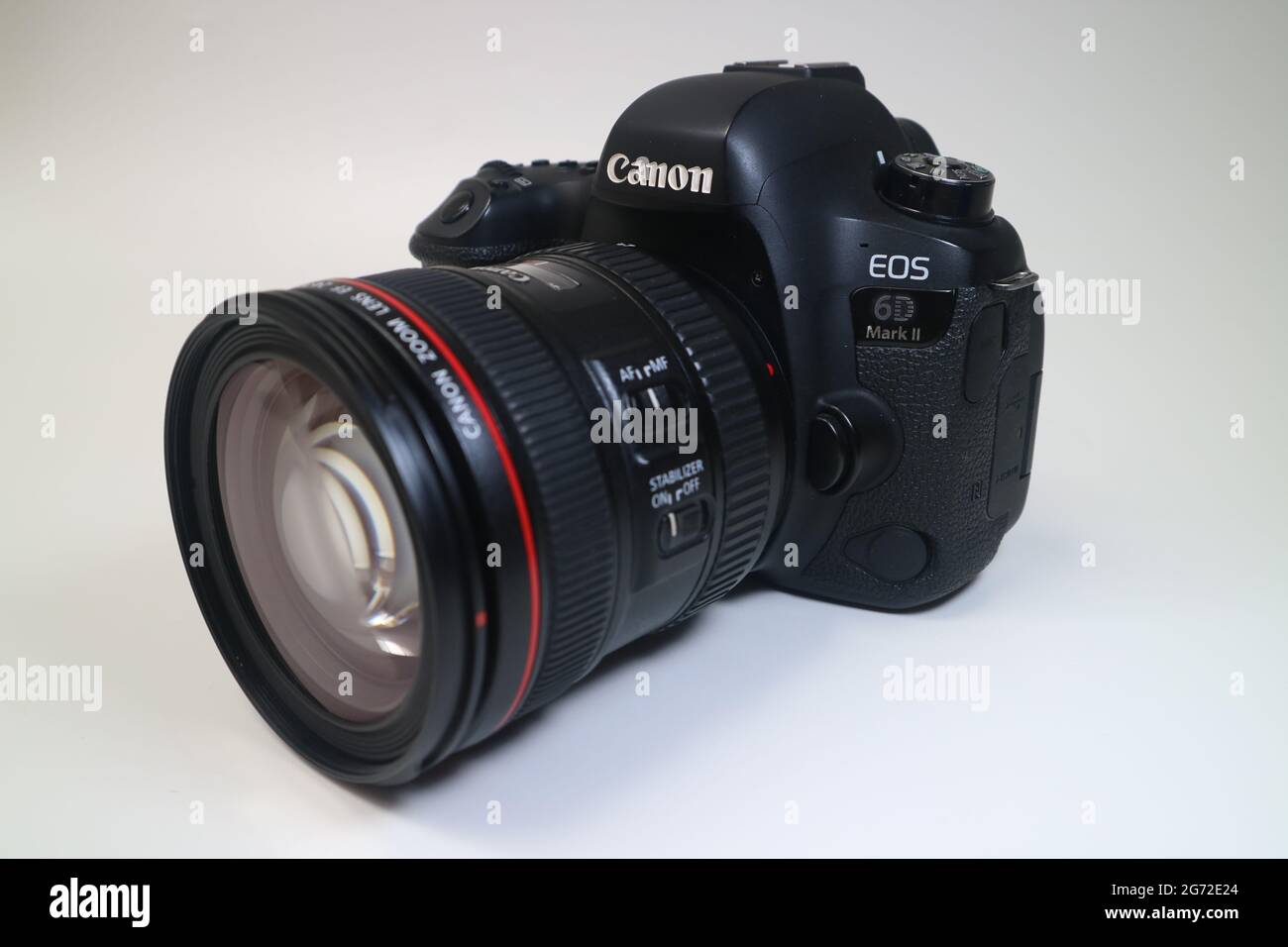 Cámara Canon EOS 6D Mark II con objetivo zoom EF 24-70 mm 1: 4L IS USM  Fotografía de stock - Alamy
