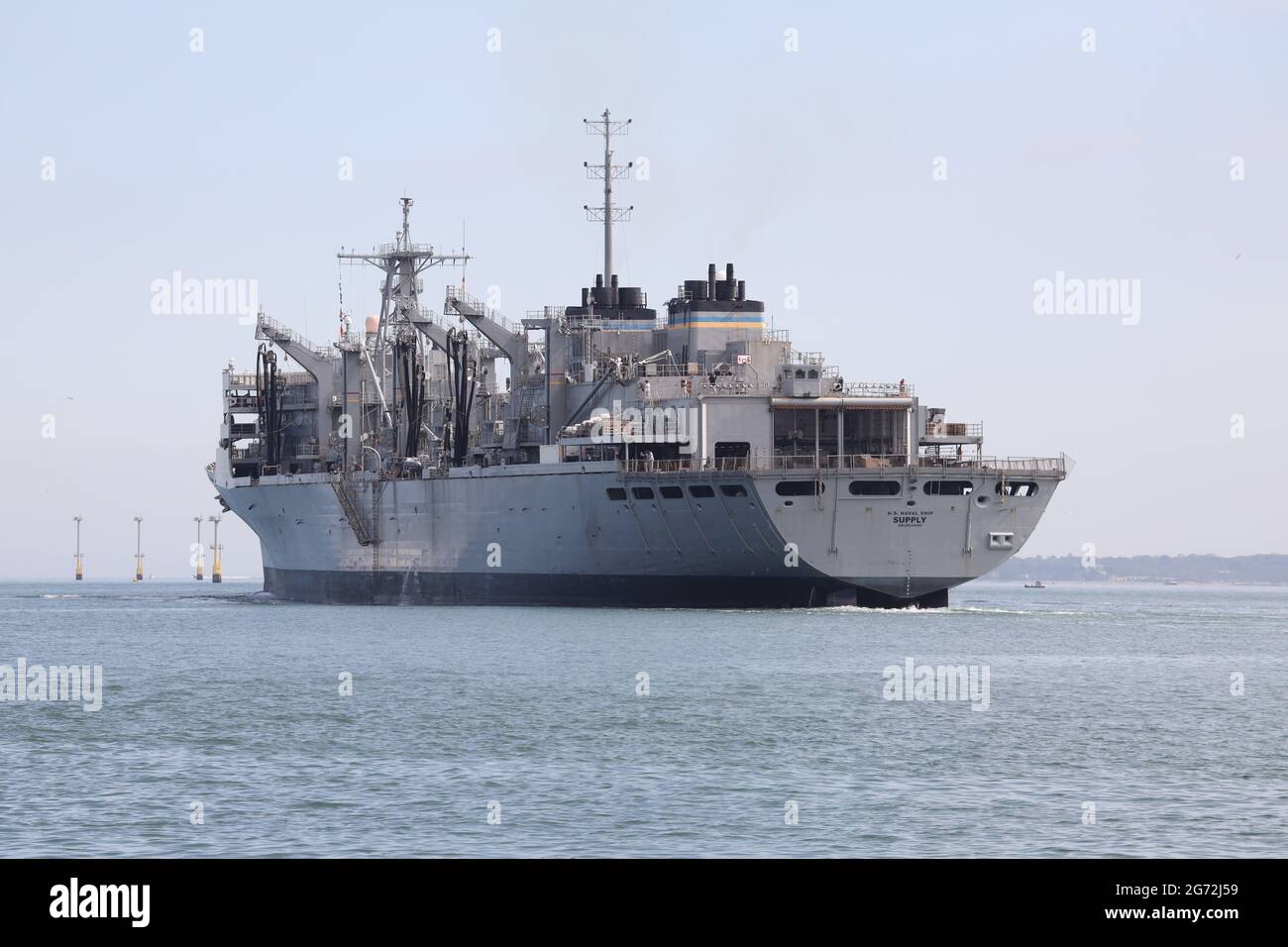 El buque de apoyo de combate rápido del Comando Militar de Seallift de los Estados Unidos (T-AOE-6) sale de la Base Naval Foto de stock