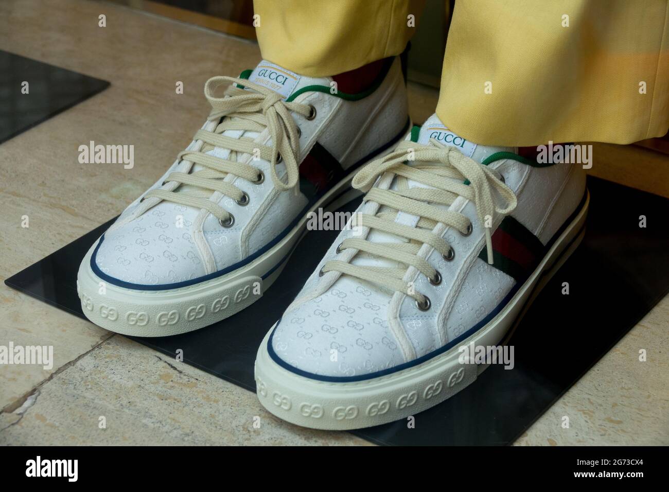 Zapatillas Gucci Fotos e Imágenes de stock - Alamy