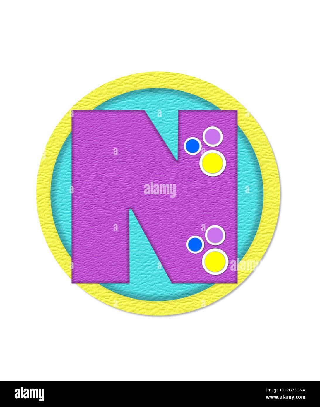 La letra N, en el conjunto alfabético 'Papel de arrugas', es púrpura con  grandes lunares en amarillo, azul y lila. Letras establece un círculo de  agua contorneado en yel Fotografía de stock -