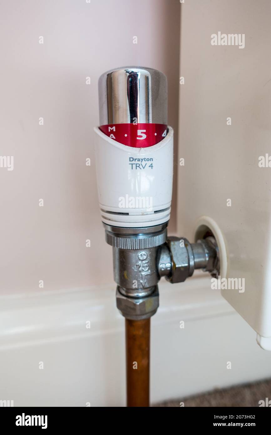Válvula termostática del radiador por Drayton unida a un radiador de  calefacción de la sala Fotografía de stock - Alamy