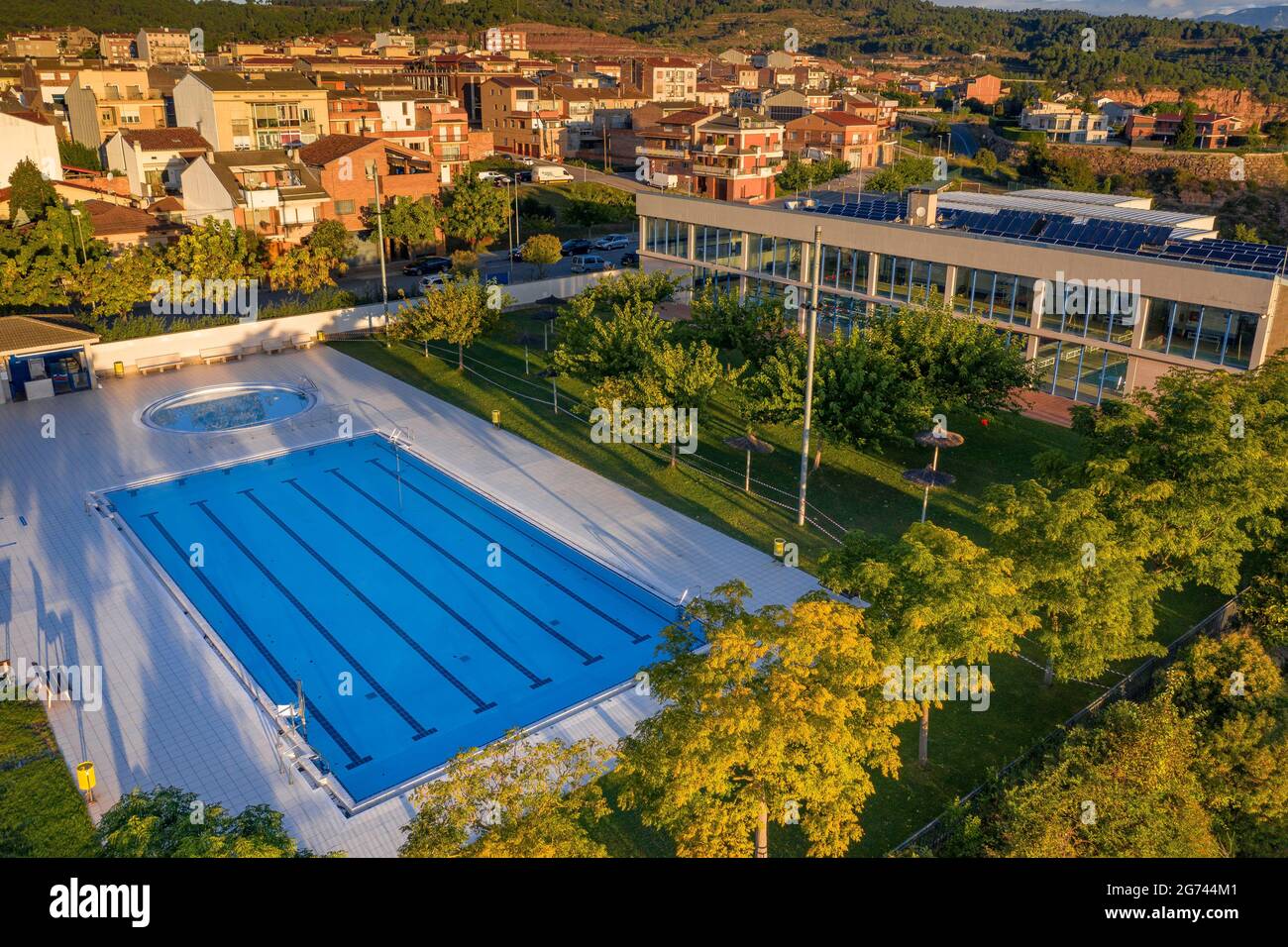 Vista aérea de las pistas de tenis y piscinas municipales de Navàs al  amanecer (Bages, Barcelona, Cataluña, España Fotografía de stock - Alamy