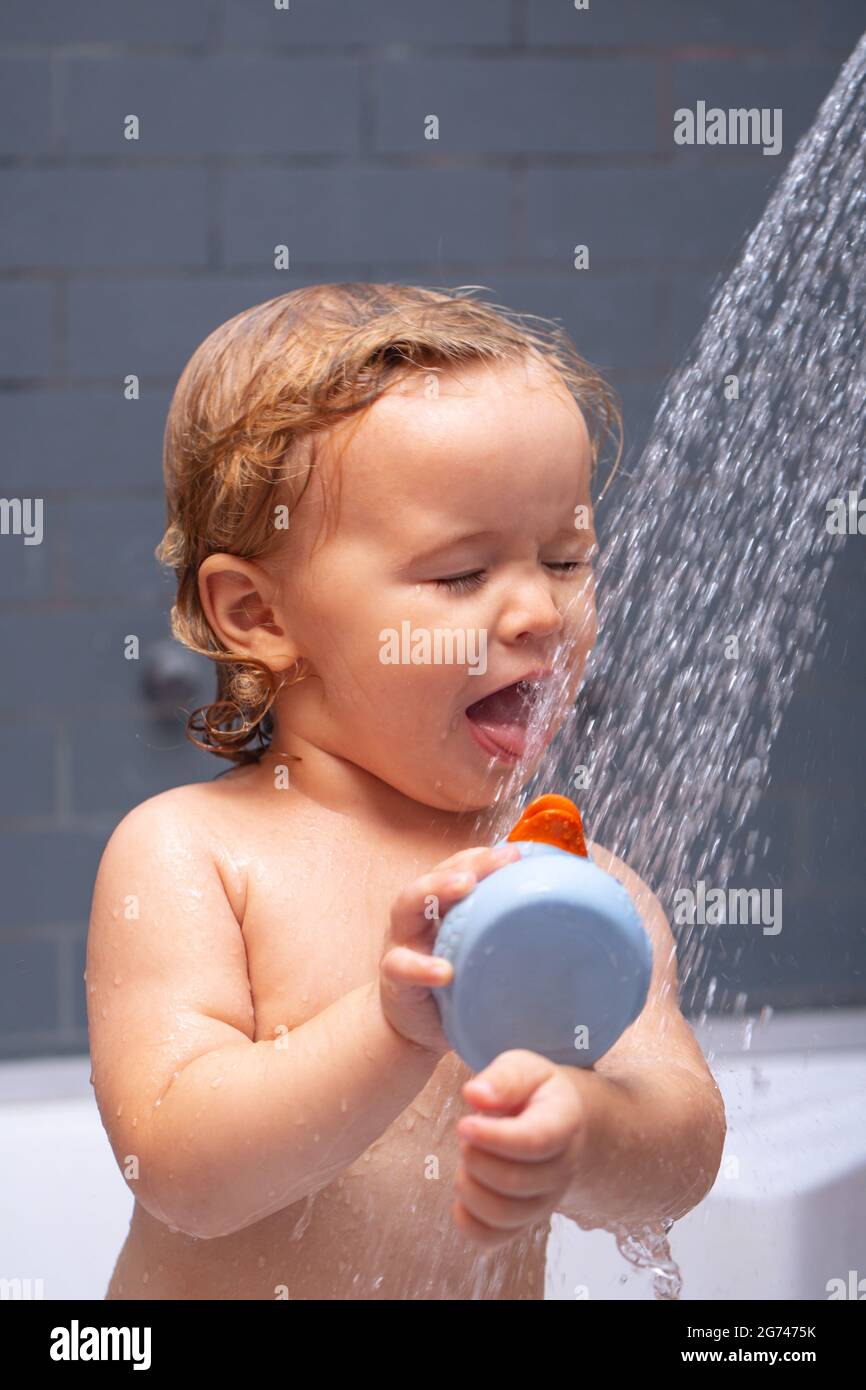Niños en la ducha. Bebé tomando baño, retrato de primer plano de niño