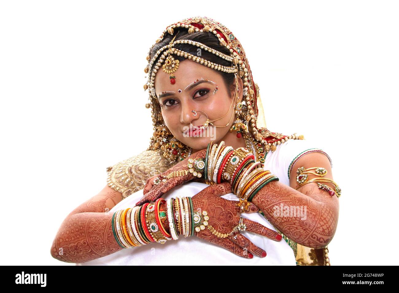 Retrato de un indio asiático hindú gujarati hermosa novia elegante vestida  en rojo hindú tradicional ropa de boda sari con maquillaje y joyería  Fotografía de stock - Alamy