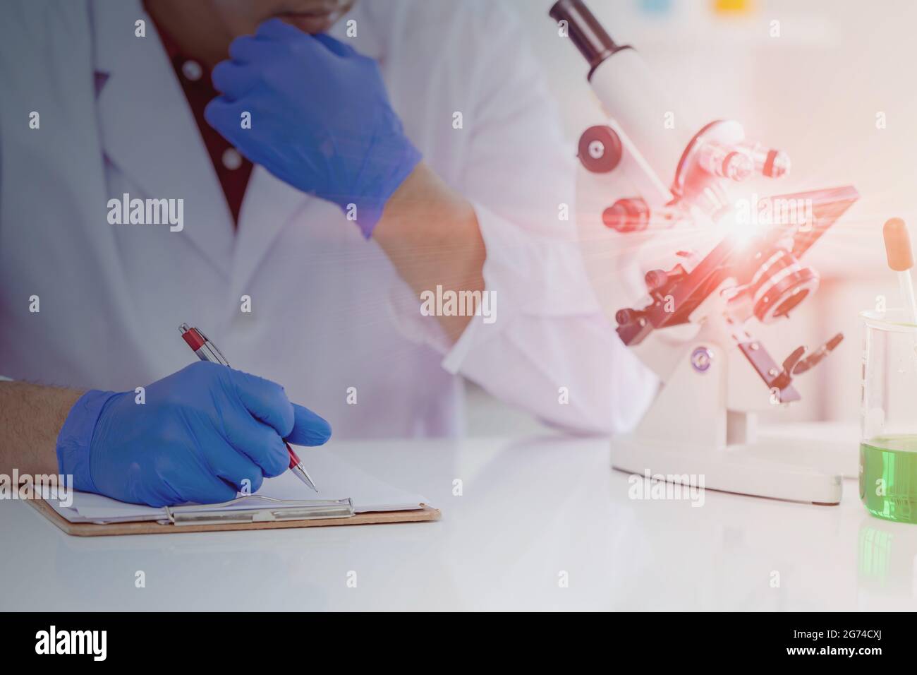 Primer plano científico pensando y tomando nota de informe para la