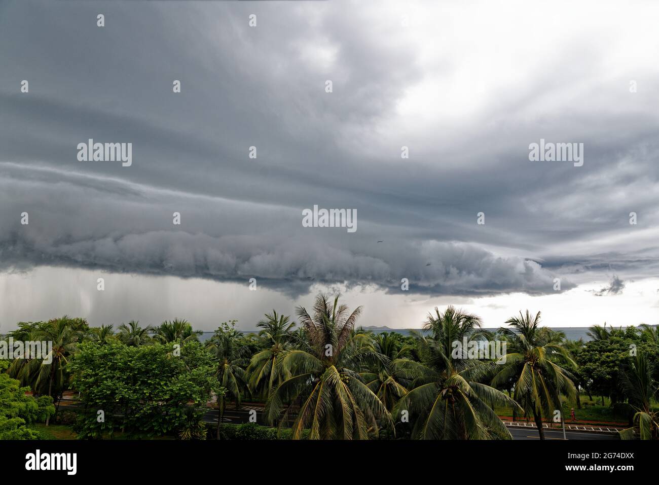 tiempo violento, nubes de día tormenta Foto de stock