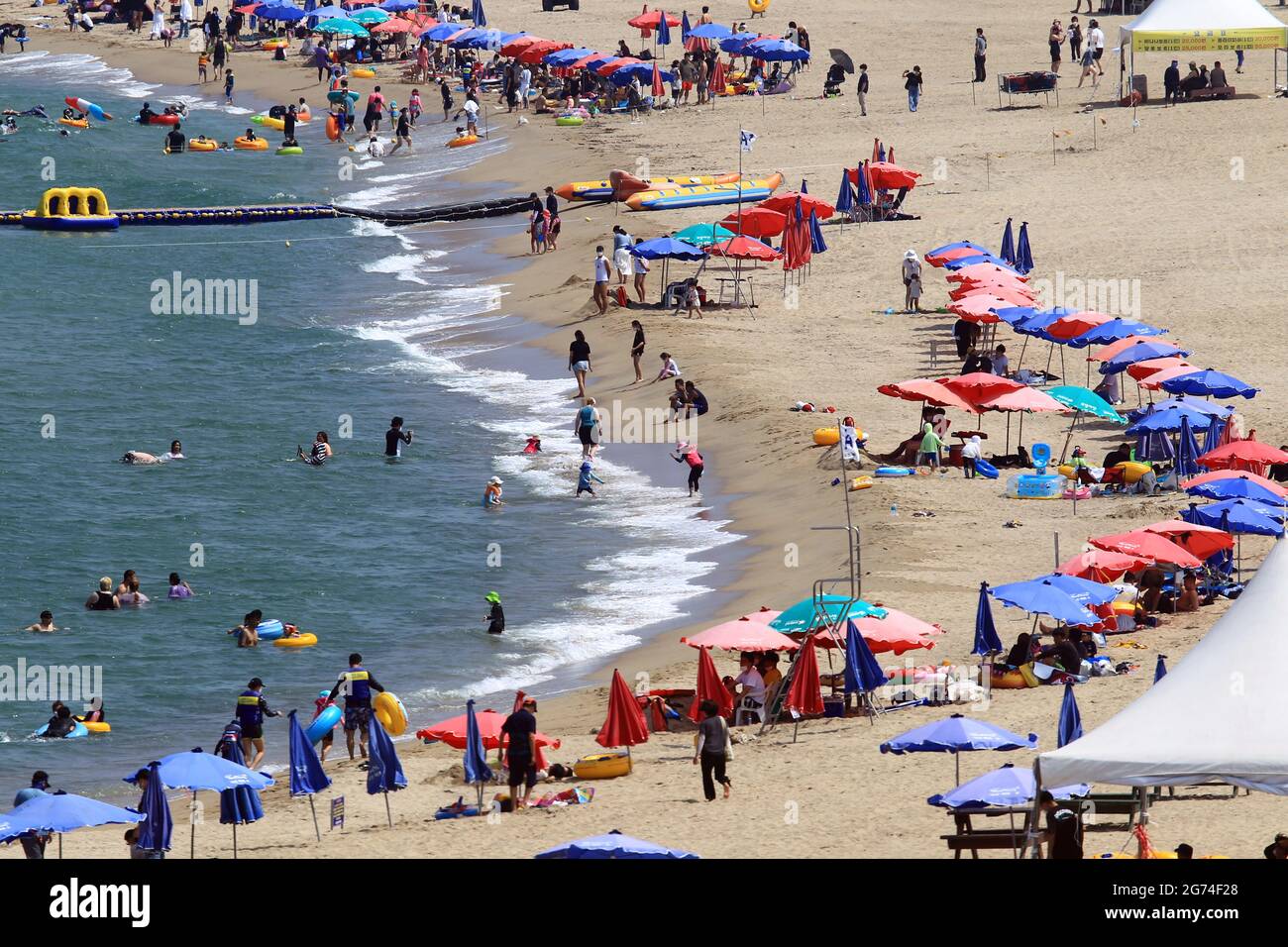 Seúl, Corea del Sur. 11th de julio de 2021. Los turistas de playa  abarrotados nadan en la playa de Naksan en la ciudad portuaria oriental de  Yangyang el 11 de julio de