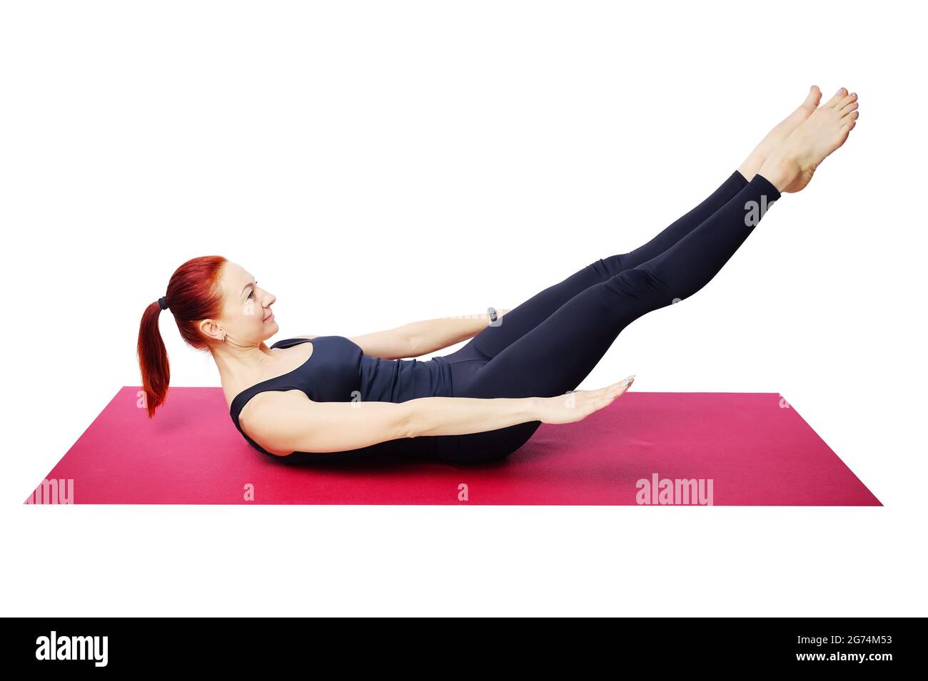 Esta es una mujer delgada de mediana edad acostada en una colchoneta de gimnasio con las piernas levantadas y estiradas. Fortalecimiento de los músculos abdominales. Aislado sobre fondo blanco. Foto de stock