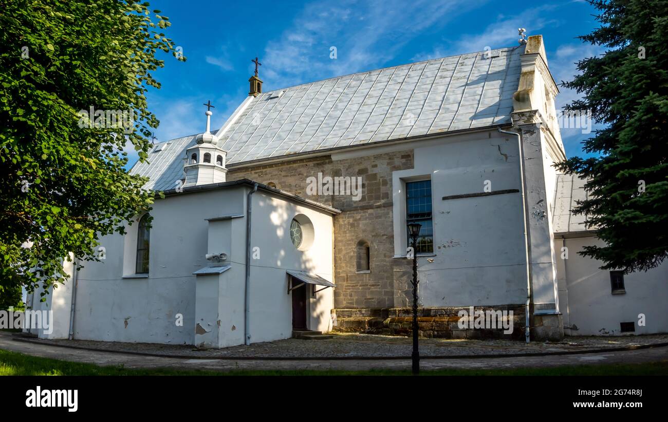 Iglesia románica en Gozlice, Świętokrzyskie Voivodeship, Polonia. Luz natural, foto tomada en un día soleado Foto de stock