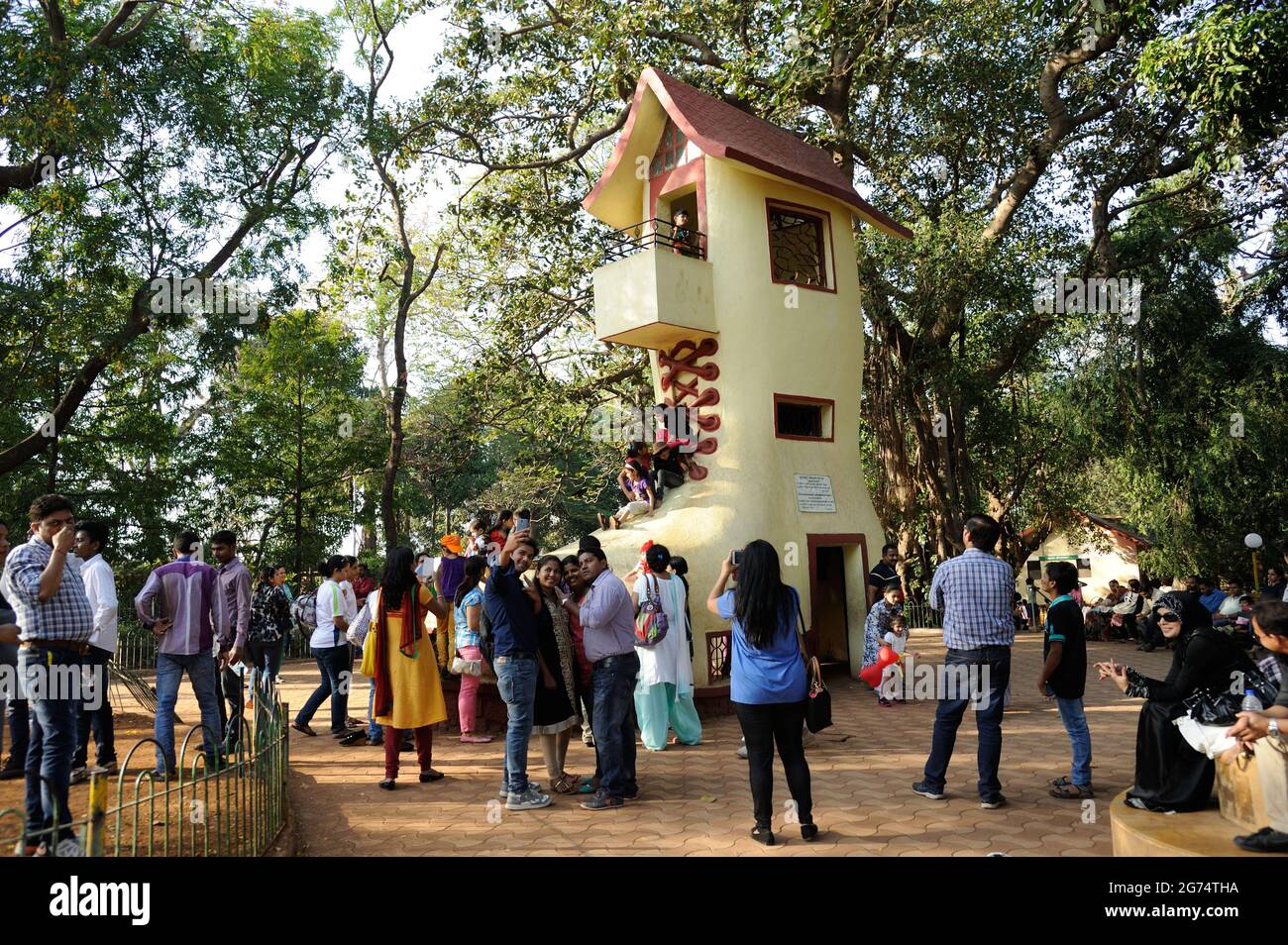 Mumbai; casa de botas; niños casa de zapatos de señora mayor niños jugando  en el parque kamala nehru Fotografía de stock - Alamy
