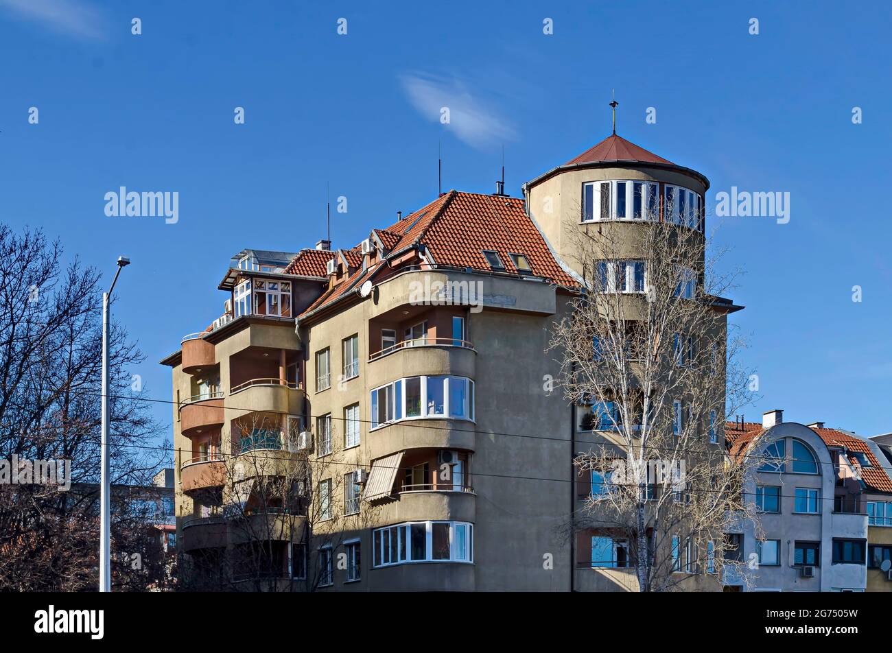 Barrio residencial con interesantes estructuras modernas maximizando el uso de espacios de techo, Sofía, Bulgaria Foto de stock