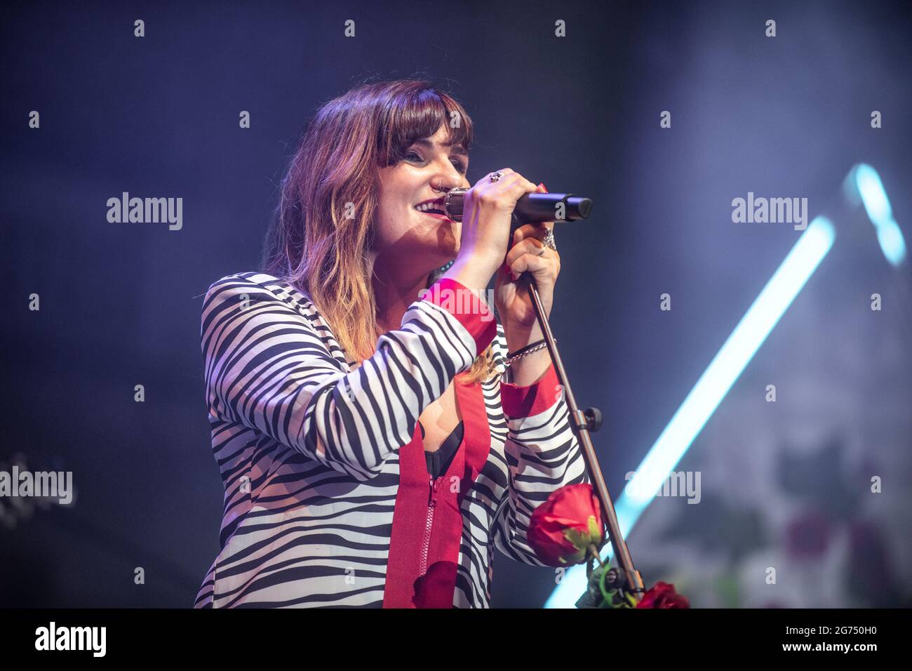 Rozalén actuando en el Festival Jardins de Pedralbes, Barcelona 07 de julio de 2021. Fotógrafo: Ale Espaliat Foto de stock