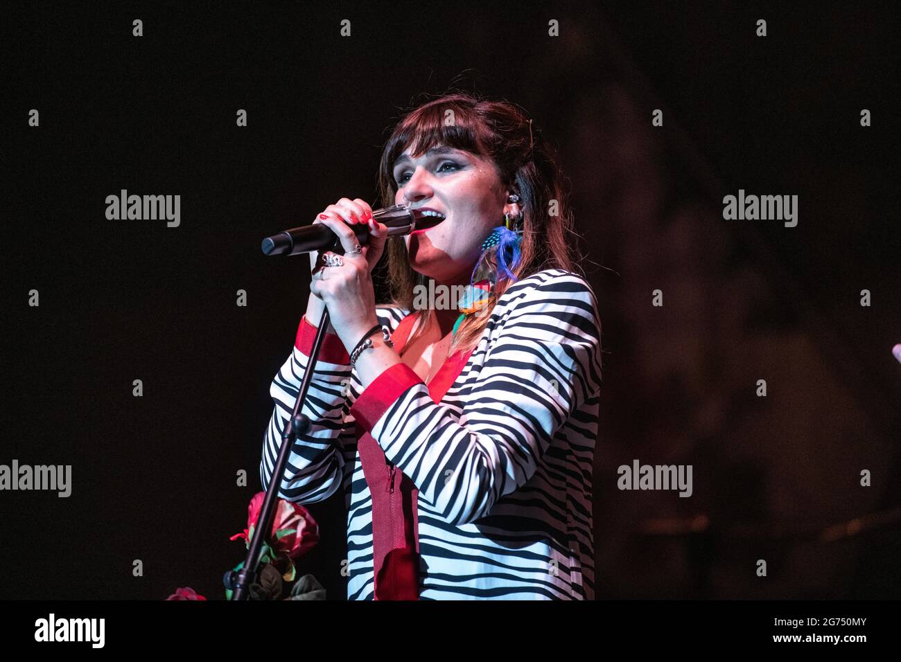 Rozalén actuando en el Festival Jardins de Pedralbes, Barcelona 07 de julio de 2021. Fotógrafo: Ale Espaliat Foto de stock